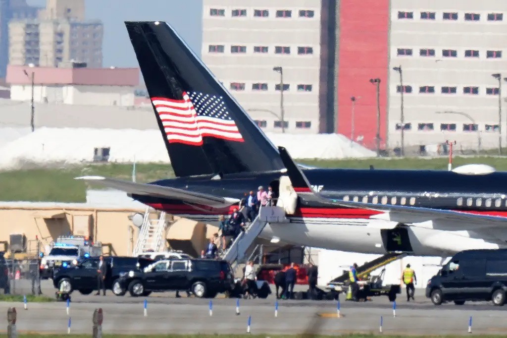 Chiếc Boeing 757 mạ vàng của ông Donald Trump - Ảnh 3.