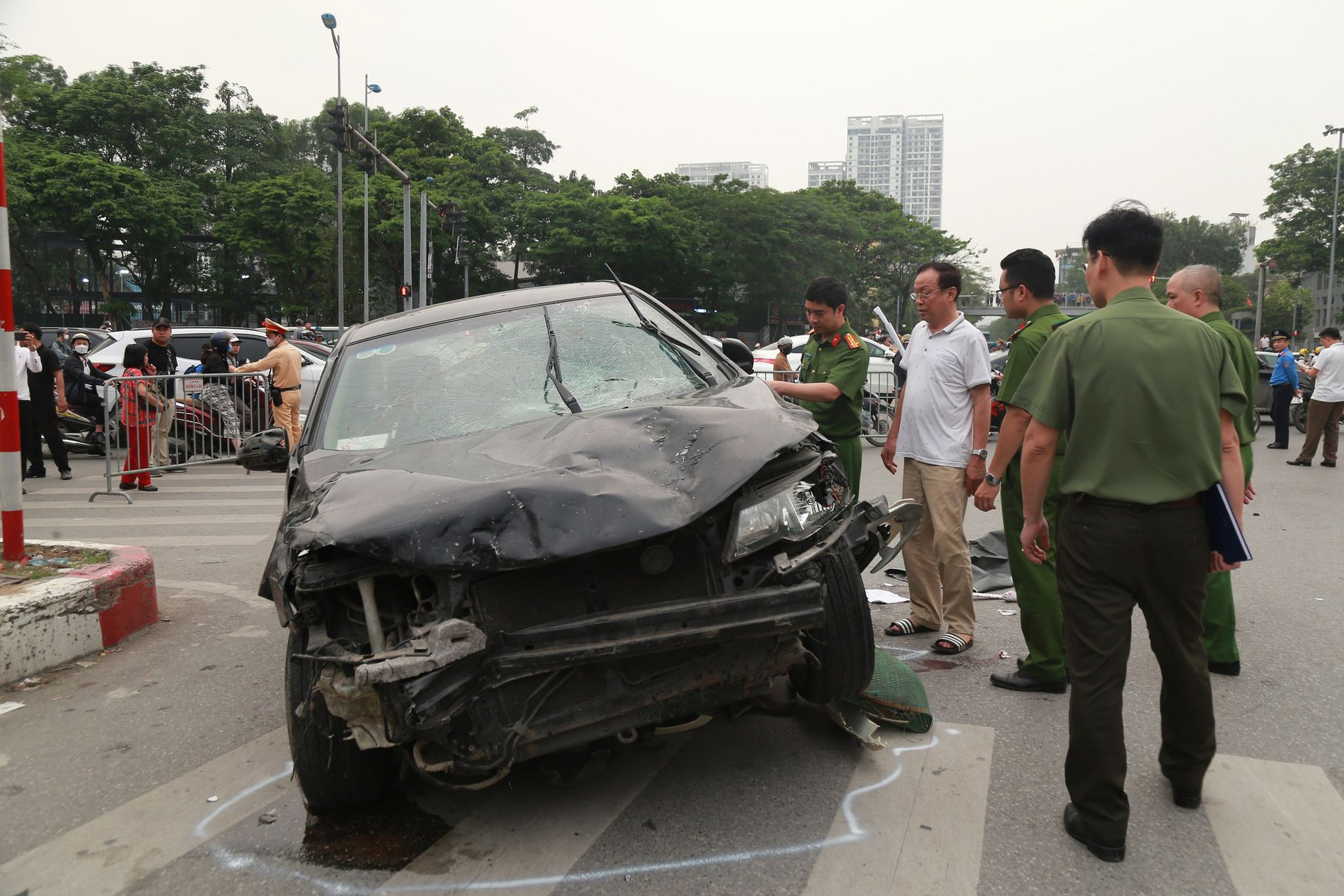 Vụ xe điên gây tai nạn liên hoàn trên đường Võ Chí Công: Tài xế gục xuống, nói &quot;xe tôi mất phanh&quot; - Ảnh 1.