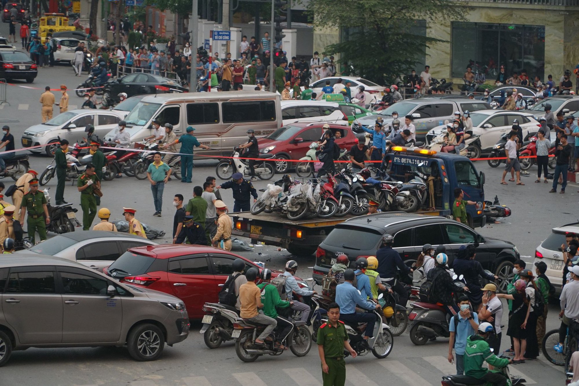 Vụ xe điên gây tai nạn liên hoàn trên đường Võ Chí Công: Tài xế gục xuống, nói &quot;xe tôi mất phanh&quot; - Ảnh 4.