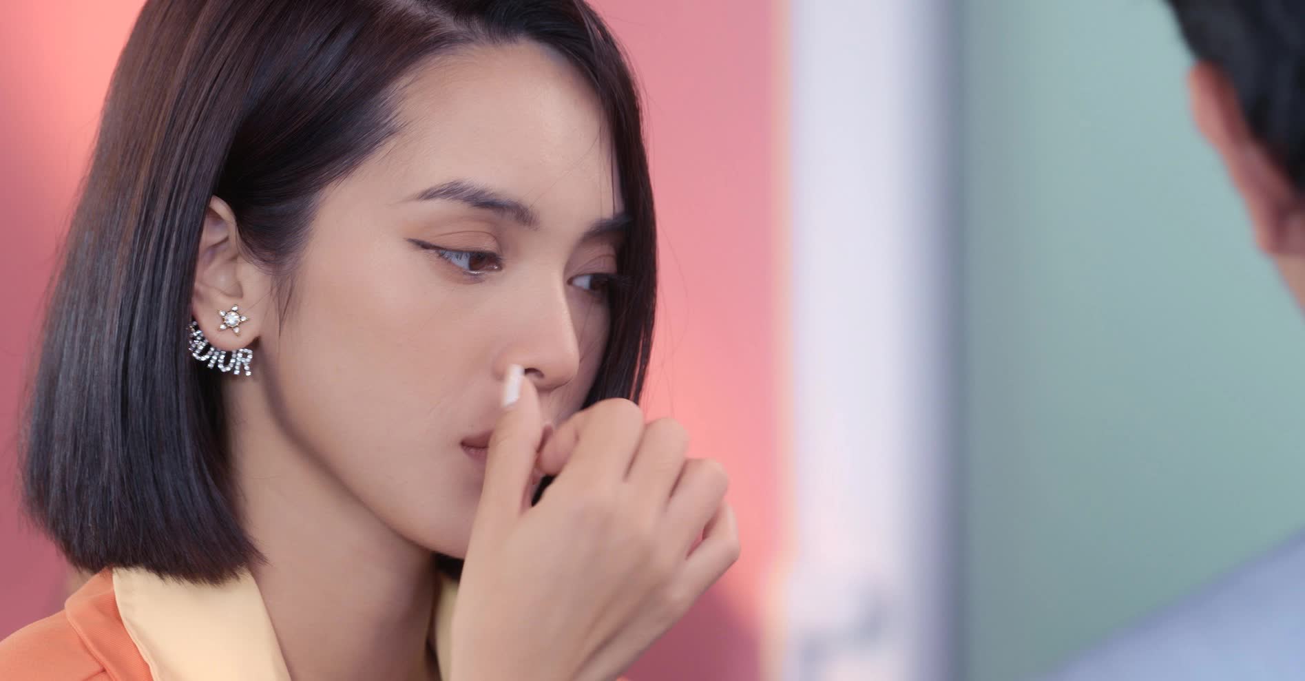 Quỳnh Lương quá bạo trong phim mới: Cưỡng hôn, quay cảnh nhạy cảm trong phòng làm việc còn lôi kéo khi bị bắt gặp giật chồng bạn thân - Ảnh 2. Quỳnh Lương quá bạo trong phim mới: Cưỡng hôn, quay cảnh nhạy cảm trong phòng làm việc còn lôi kéo khi bị bắt gặp giật chồng bạn thân - Ảnh 2.