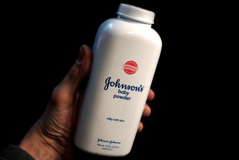 Sản phẩm gây ung thư, Johnson & Johnson phải chi gần 9 tỉ USD để xử lý - Ảnh 1.