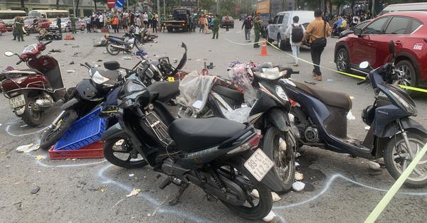 Hiện trường vụ xe mất lái trên đường Võ Chí Công khiến 17 người bị thương, 17 chiếc xe máy hư hỏng