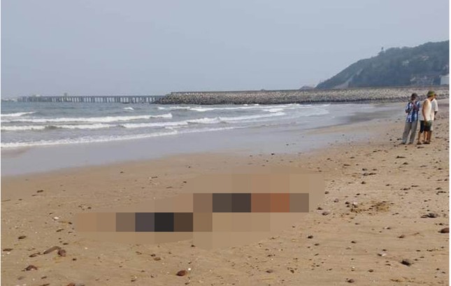 Nhóm học sinh ra biển chơi gặp nạn, tìm thấy thi thể 2 em - Ảnh 1.