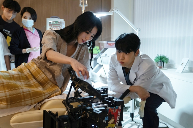 Hé lộ chuyện Lee Do Hyun theo đuổi Lim Ji Yeon ở phim trường The Glory, khiến cả đạo diễn phải lo sốt vó - Ảnh 2.