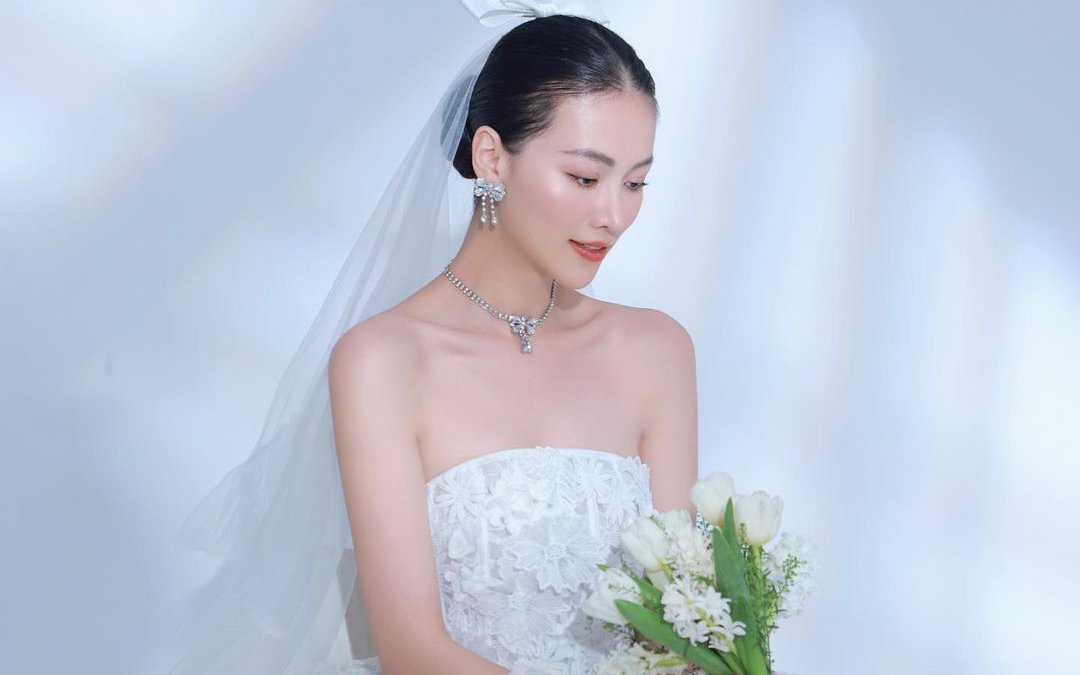 Hoa hậu Phương Khánh bất ngờ đăng ảnh mặc váy cưới để thông báo 