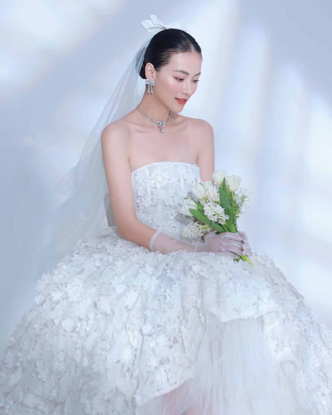 Hoa hậu Phương Khánh bất ngờ đăng ảnh mặc váy cưới để thông báo &quot;ngày đặc biệt&quot; - Ảnh 1.