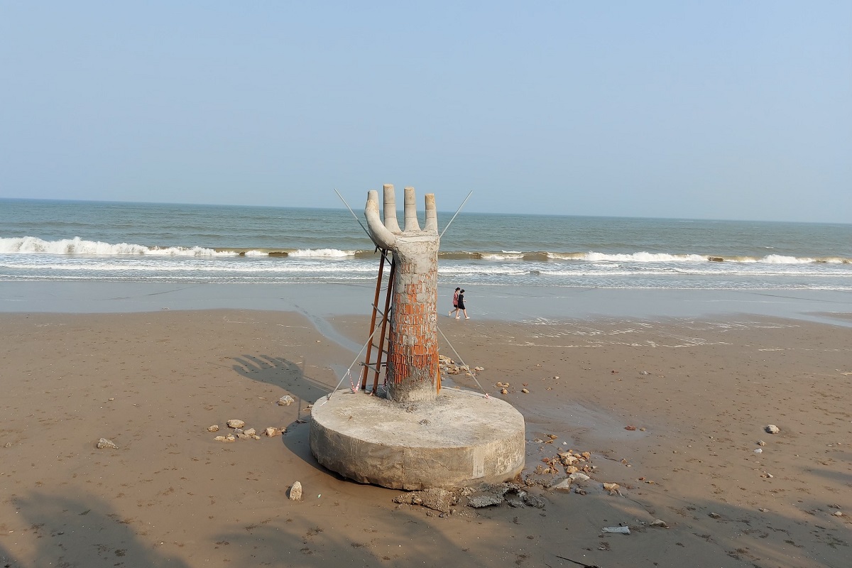 Những bàn tay khổng lồ gây tranh cãi tại khu du lịch biển nổi tiếng Thanh Hóa - Ảnh 10.