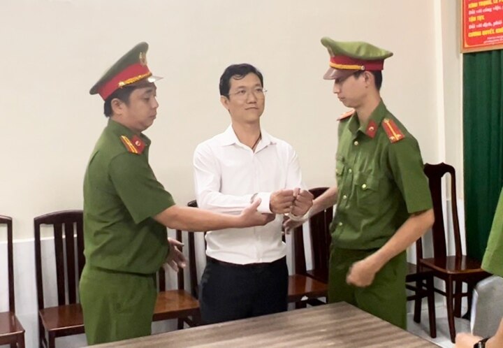Đàm Vĩnh Hưng, vợ chồng Thủy Tiên yêu cầu Nguyễn Phương Hằng bồi thường hơn 88 tỷ đồng - Ảnh 2. Đàm Vĩnh Hưng, vợ chồng Thủy Tiên yêu cầu Nguyễn Phương Hằng bồi thường hơn 88 tỷ đồng - Ảnh 2.