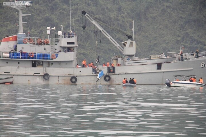 Hình ảnh mới nhất tại hiện trường máy bay rơi: Tìm thấy thi thể nạn nhân thứ 4 - Ảnh 2.