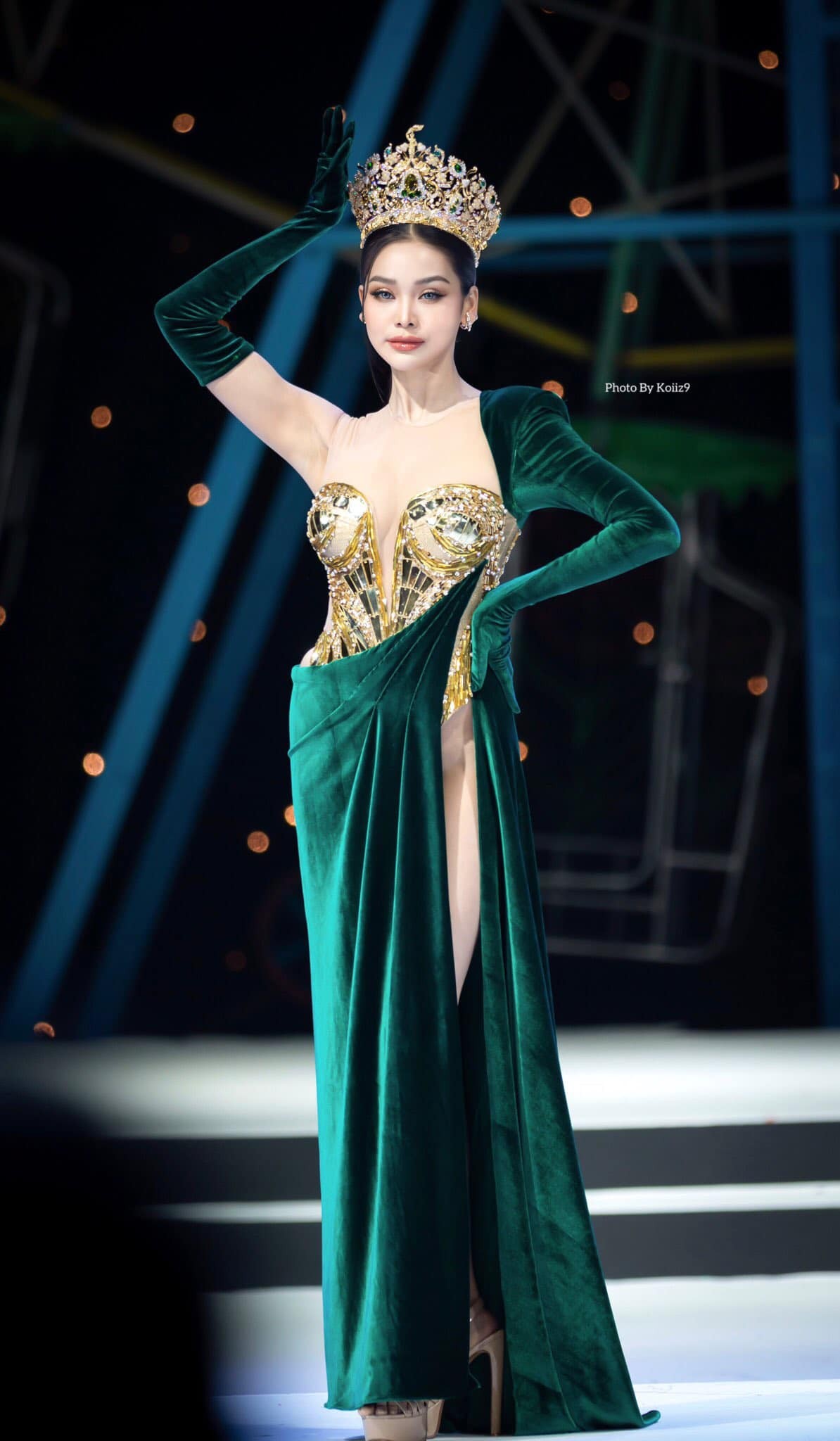 Hoa hậu Hòa bình Thái Lan bị chỉ trích vì mặc váy hở nội y - Ảnh 1.