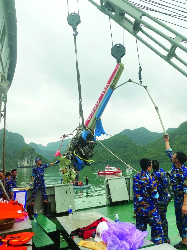 Trực thăng chở 5 người rơi xuống biển: Lời kể của người đến hiện trường đầu tiên - Ảnh 2.