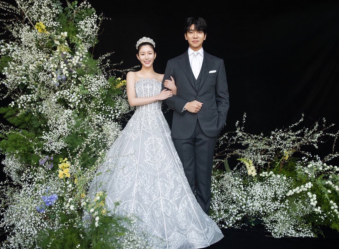 Ảnh cưới Lee Seung Gi và Lee Da In được công bố, mẹ và chị cô dâu lộ diện
