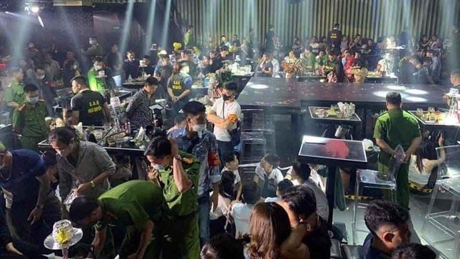 Hải Phòng dừng khẩn cấp đêm nhạc của ca sĩ Jimmii Nguyễn khi đang diễn ra - Ảnh 2.