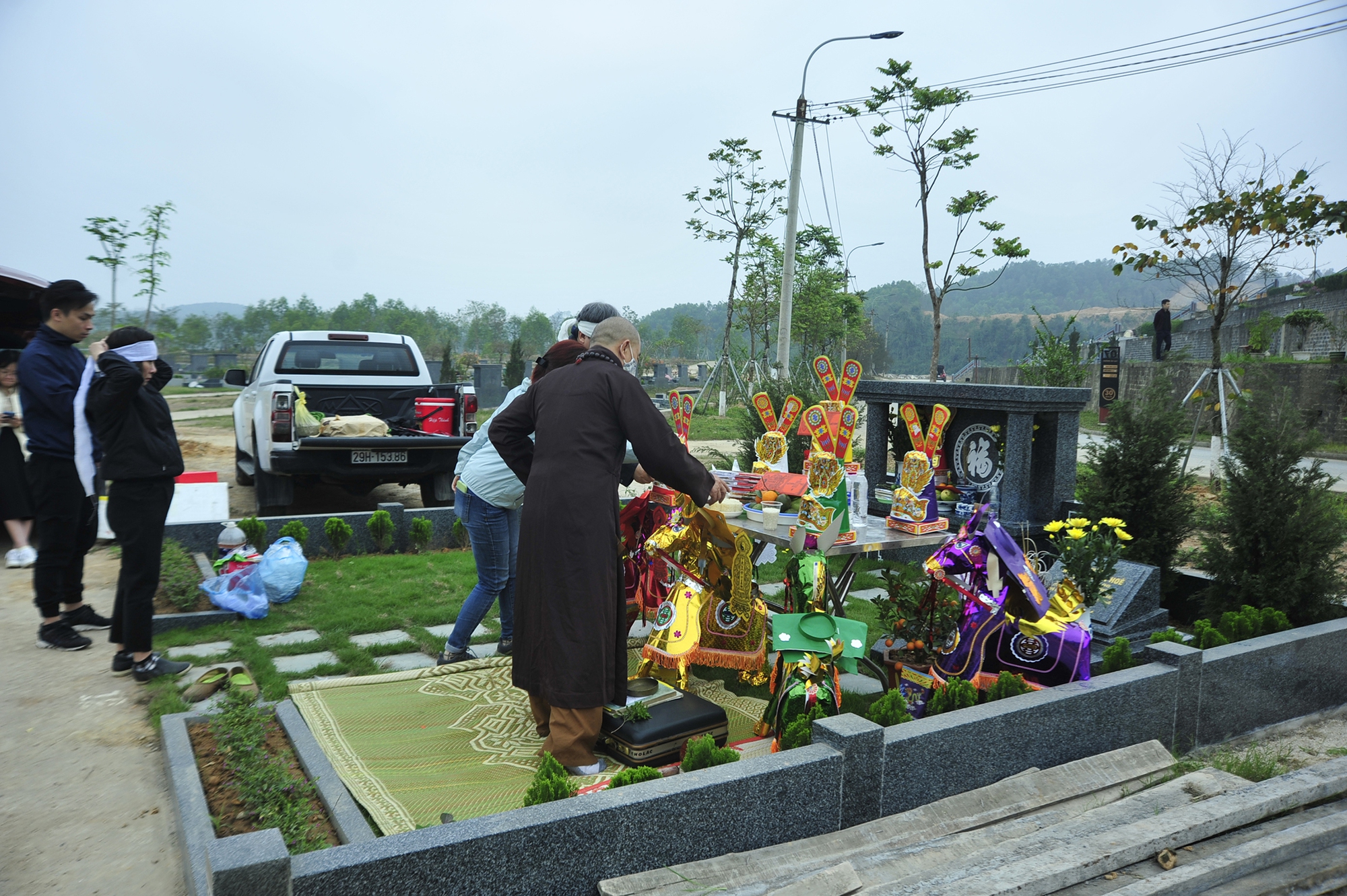 Gia đình ông Tuấn làm lễ tạ mộ cho cha
