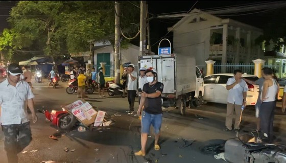 Quảng Ngãi: Xe tải mất lái tông hàng loạt xe máy gần trường tiểu học - Ảnh 1.