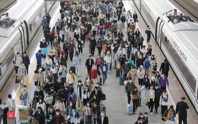 Lượng hành khách tăng kỷ lục dịp nghỉ lễ tại Trung Quốc - Ảnh 1.
