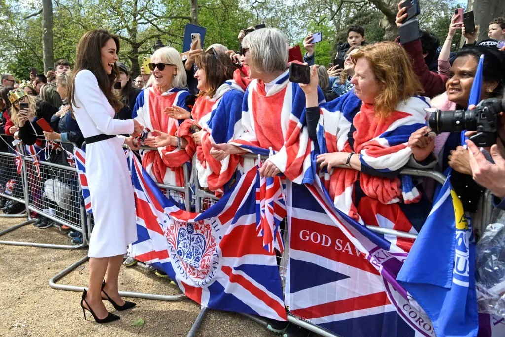Ẩn ý những bộ váy được Công nương Kate diện trong lễ đăng cơ Vua Charles - Ảnh 2.