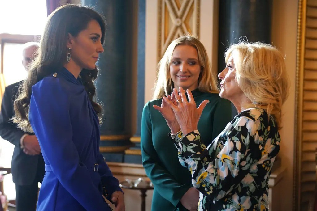 Ẩn ý những bộ váy được Công nương Kate diện trong lễ đăng cơ Vua Charles - Ảnh 3.