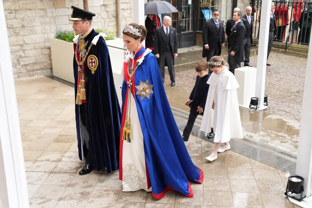 Ẩn ý những bộ váy được Công nương Kate diện trong lễ đăng cơ Vua Charles - Ảnh 4.