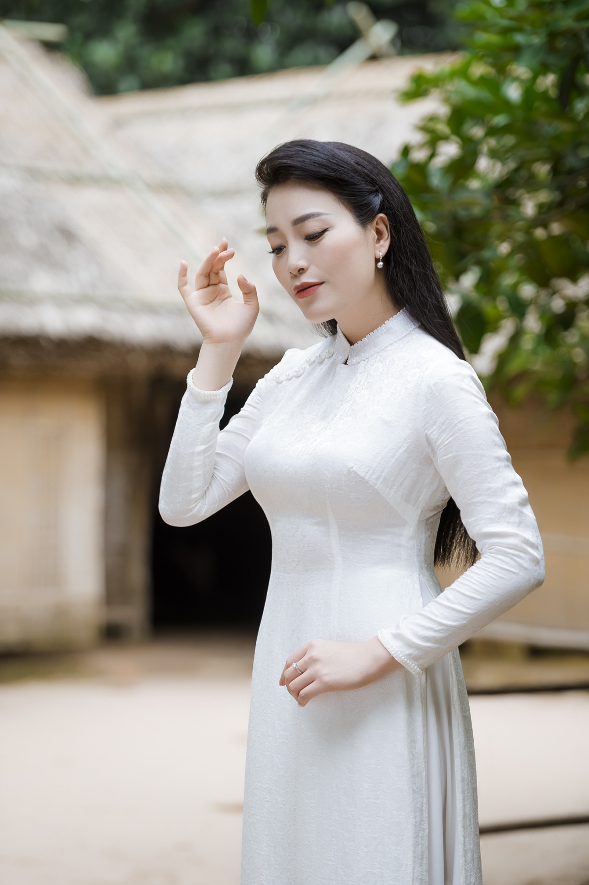 Sao Mai Huyền Trang ra MV quay tại Làng Sen mừng sinh nhật Bác Hồ - Ảnh 1.