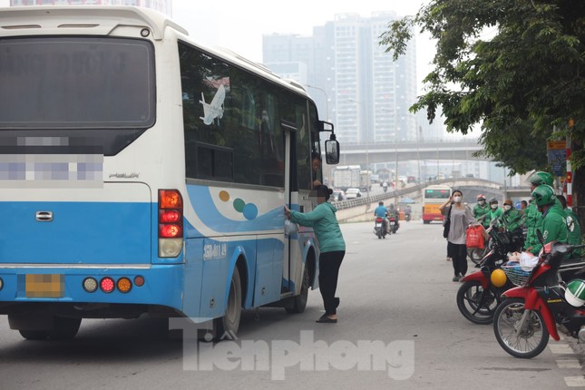 Cảnh sát giao thông mang máy in ra chốt, tài xế ngỡ ngàng khi xem hình ảnh vi phạm - Ảnh 2.