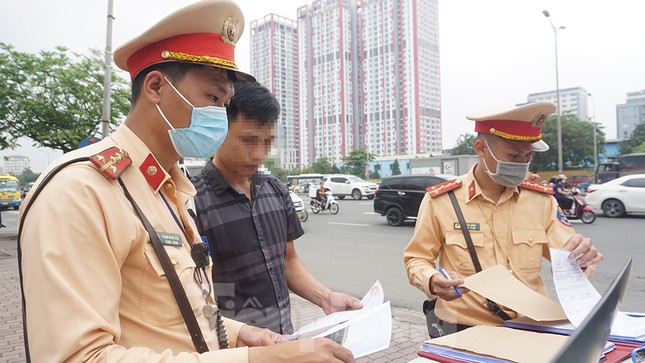 Cảnh sát giao thông mang máy in ra chốt, tài xế ngỡ ngàng khi xem hình ảnh vi phạm - Ảnh 1.