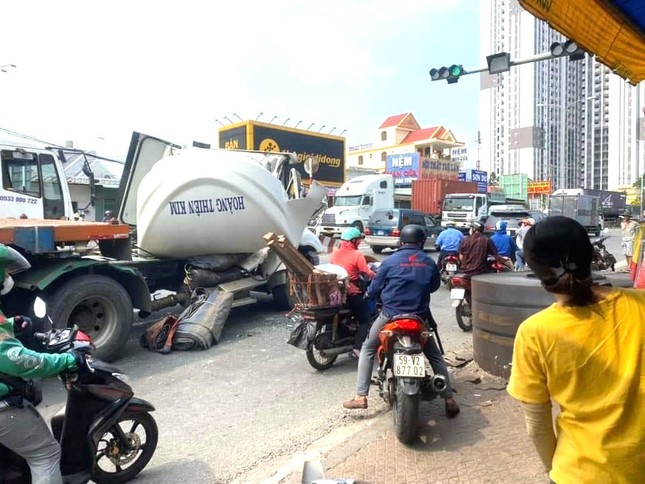 Kinh hoàng cuộn thép nặng hàng chục tấn tuột xích lao xuống đường - Ảnh 1.