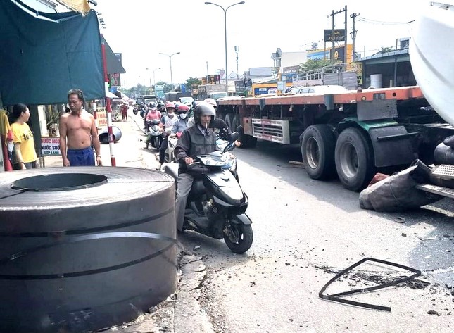 Kinh hoàng cuộn thép nặng hàng chục tấn tuột xích lao xuống đường - Ảnh 2.