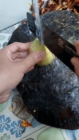 Bổ măng cụt xanh siêu nhanh chỉ với 1 lần gọt, bạn đã biết chưa? - Ảnh 2. Bổ măng cụt xanh siêu nhanh chỉ với 1 lần gọt, bạn đã biết chưa? - Ảnh 2.
