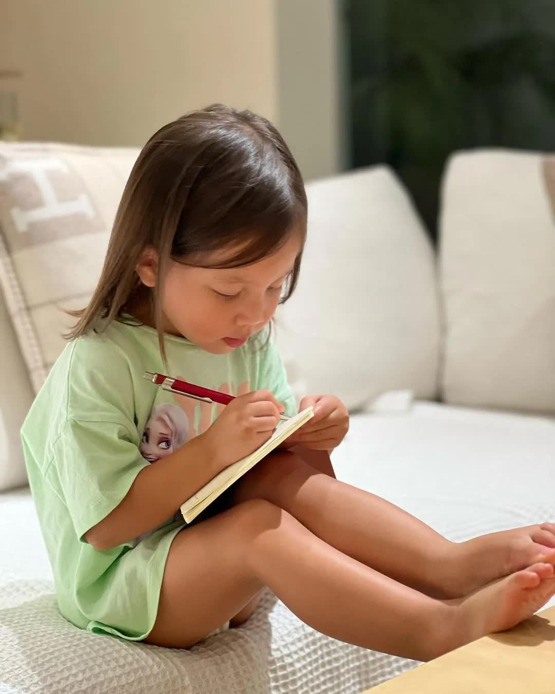 Lisa nhà Hà Hồ mới 2 tuổi đã tập viết, nhìn thái độ và dáng vẻ tập trung mà ai cũng bất ngờ - Ảnh 2.