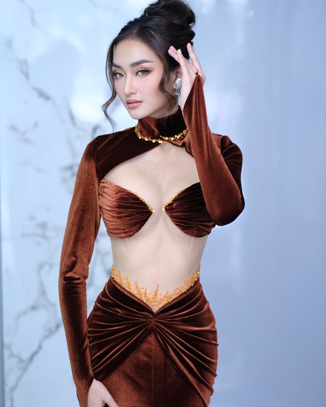 Phong cách Hoa hậu Campuchia dự khai mạc SEA Games 32 - Ảnh 3.