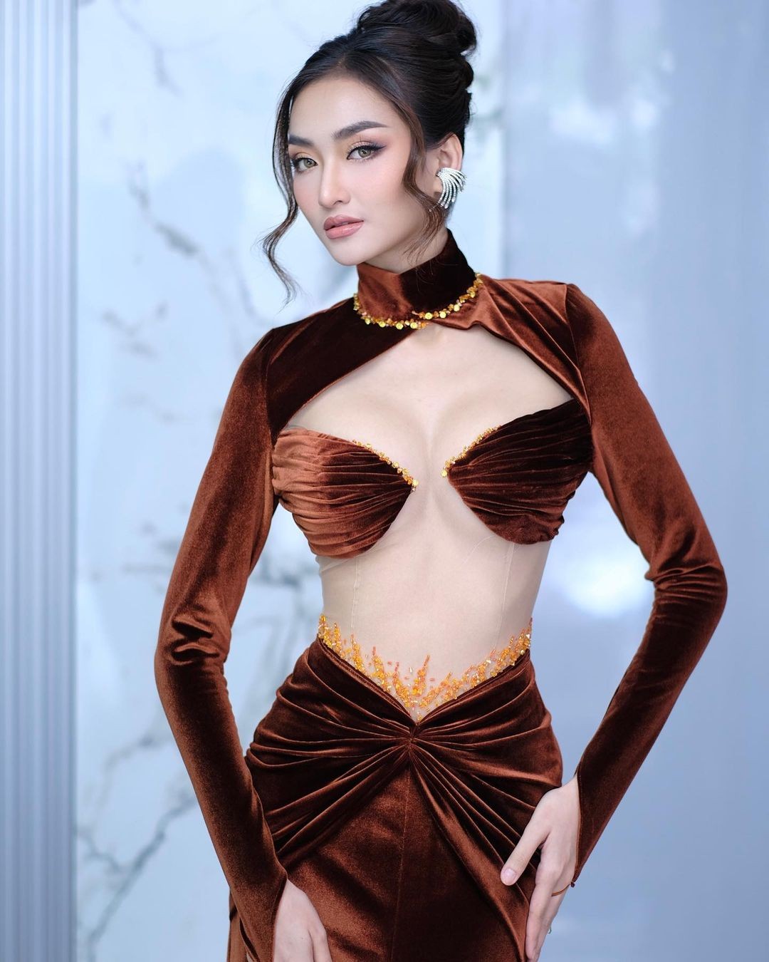 Phong cách Hoa hậu Campuchia dự khai mạc SEA Games 32 - Ảnh 2.