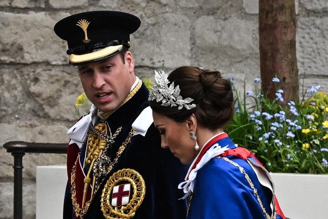 Chuyên gia đọc khẩu hình tiết lộ những gì Vua Charles và Hoàng hậu Camilla nói trong lễ đăng cơ - Ảnh 1.