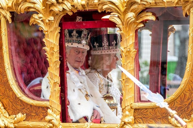 Chuyên gia đọc khẩu hình tiết lộ những gì Vua Charles và Hoàng hậu Camilla nói trong lễ đăng cơ - Ảnh 2.