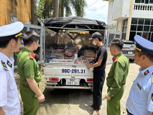 Phát hiện gần 1 tấn chân giò, thịt gà bốc mùi chuẩn bị vào bếp ăn khu công nghiệp - Ảnh 1.