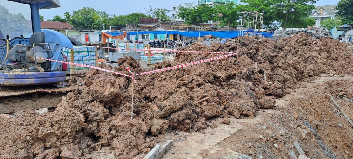 Di dời một quả bom dài hơn 1 mét nằm trong khuôn viên bệnh viện - Ảnh 1. Di dời một quả bom dài hơn 1 mét nằm trong khuôn viên bệnh viện - Ảnh 1.