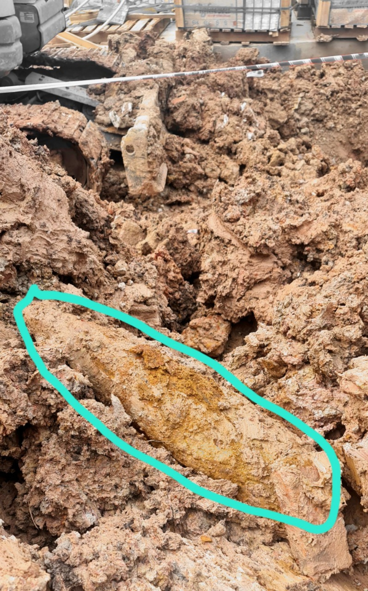Di dời một quả bom dài hơn 1 mét nằm trong khuôn viên bệnh viện - Ảnh 2. Di dời một quả bom dài hơn 1 mét nằm trong khuôn viên bệnh viện - Ảnh 2.