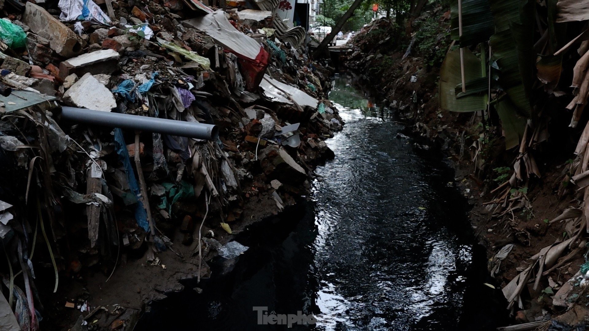 Cận cảnh các kênh mương nước ô nhiễm, ngập ngụa rác và nước thải đen ngòm giữa lòng Hà Nội - Ảnh 4.
