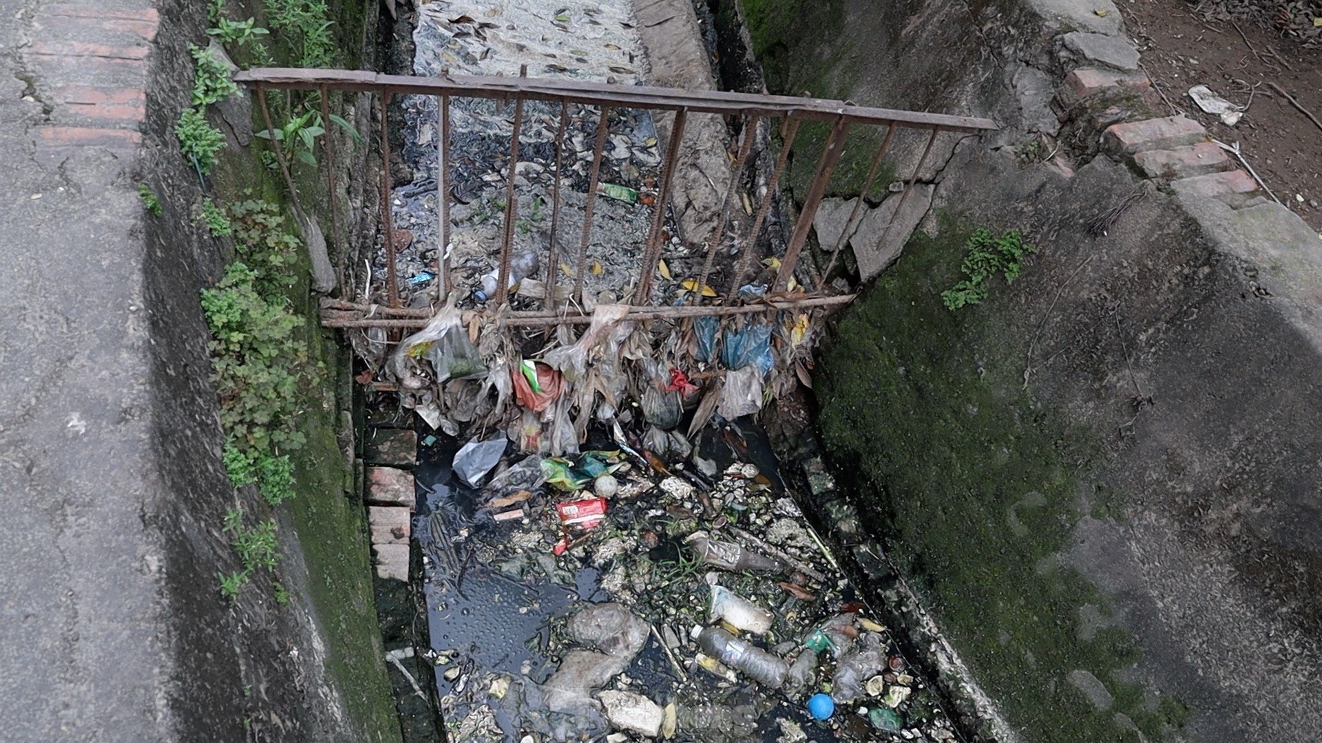 Cận cảnh các kênh mương nước ô nhiễm, ngập ngụa rác và nước thải đen ngòm giữa lòng Hà Nội - Ảnh 8.