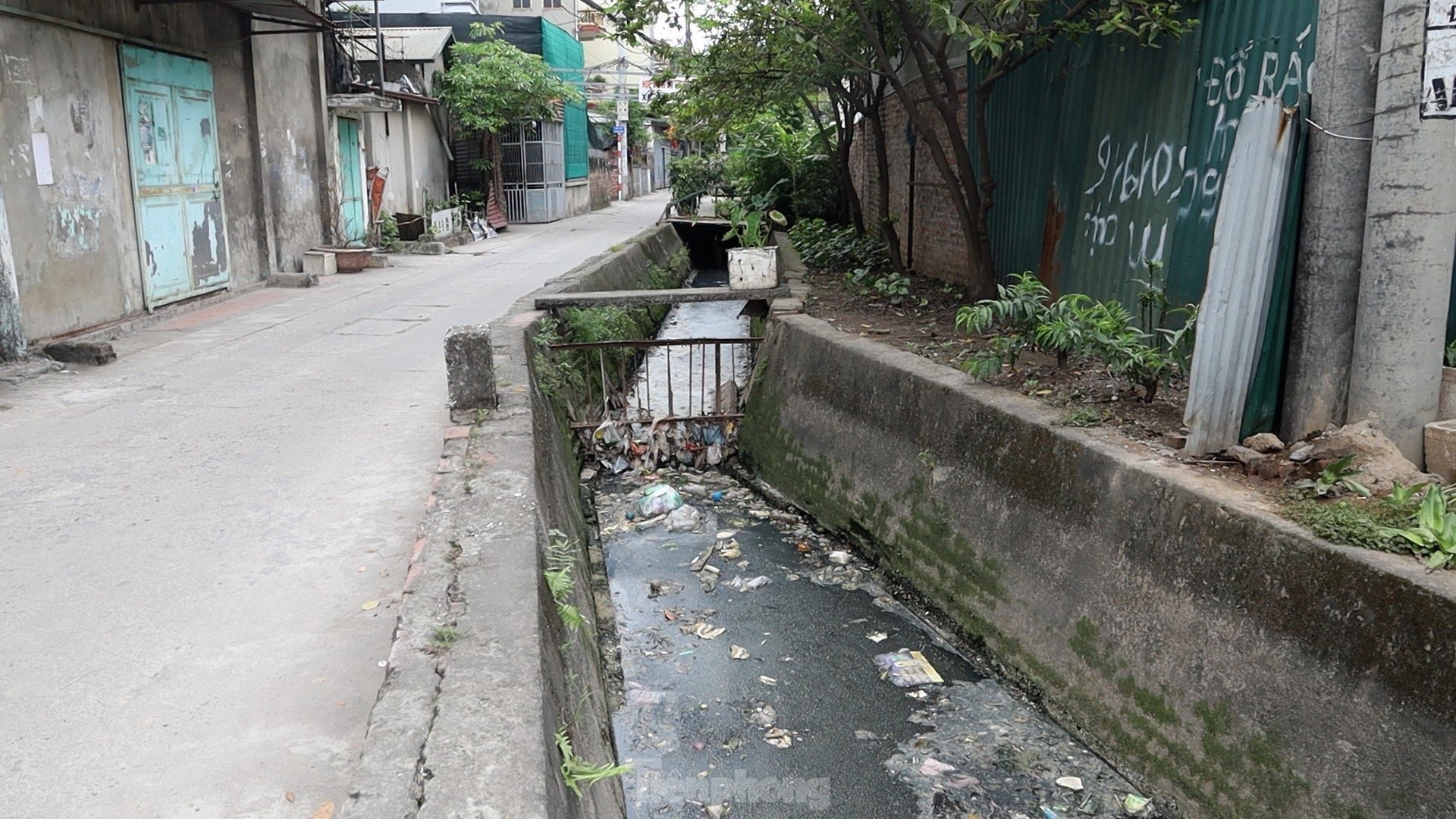 Cận cảnh các kênh mương nước ô nhiễm, ngập ngụa rác và nước thải đen ngòm giữa lòng Hà Nội - Ảnh 7.