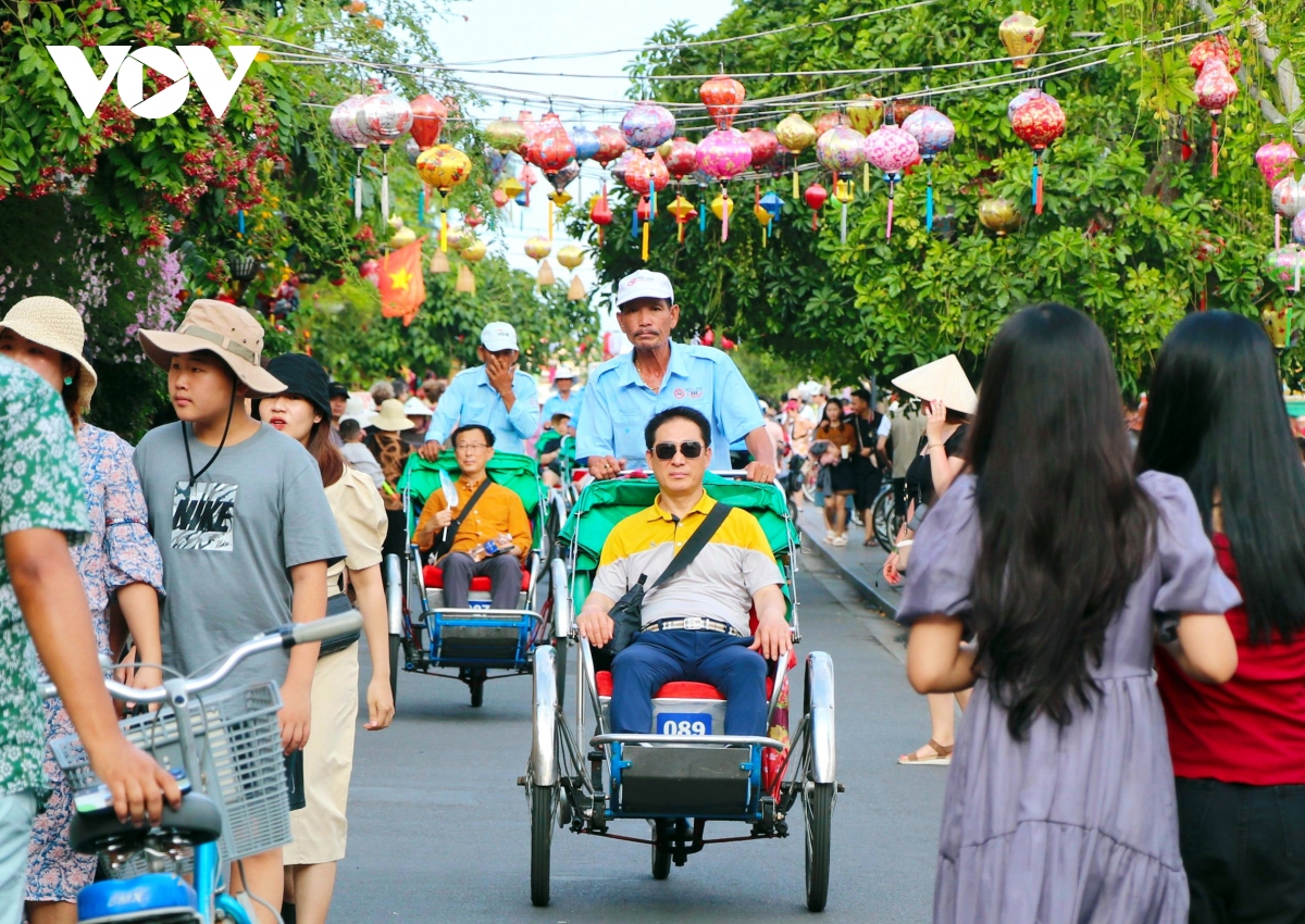 Tham quan phố cổ Hội An: Không &quot;ngăn sông cấm chợ&quot; chỉ kiểm soát khách tour - Ảnh 1.