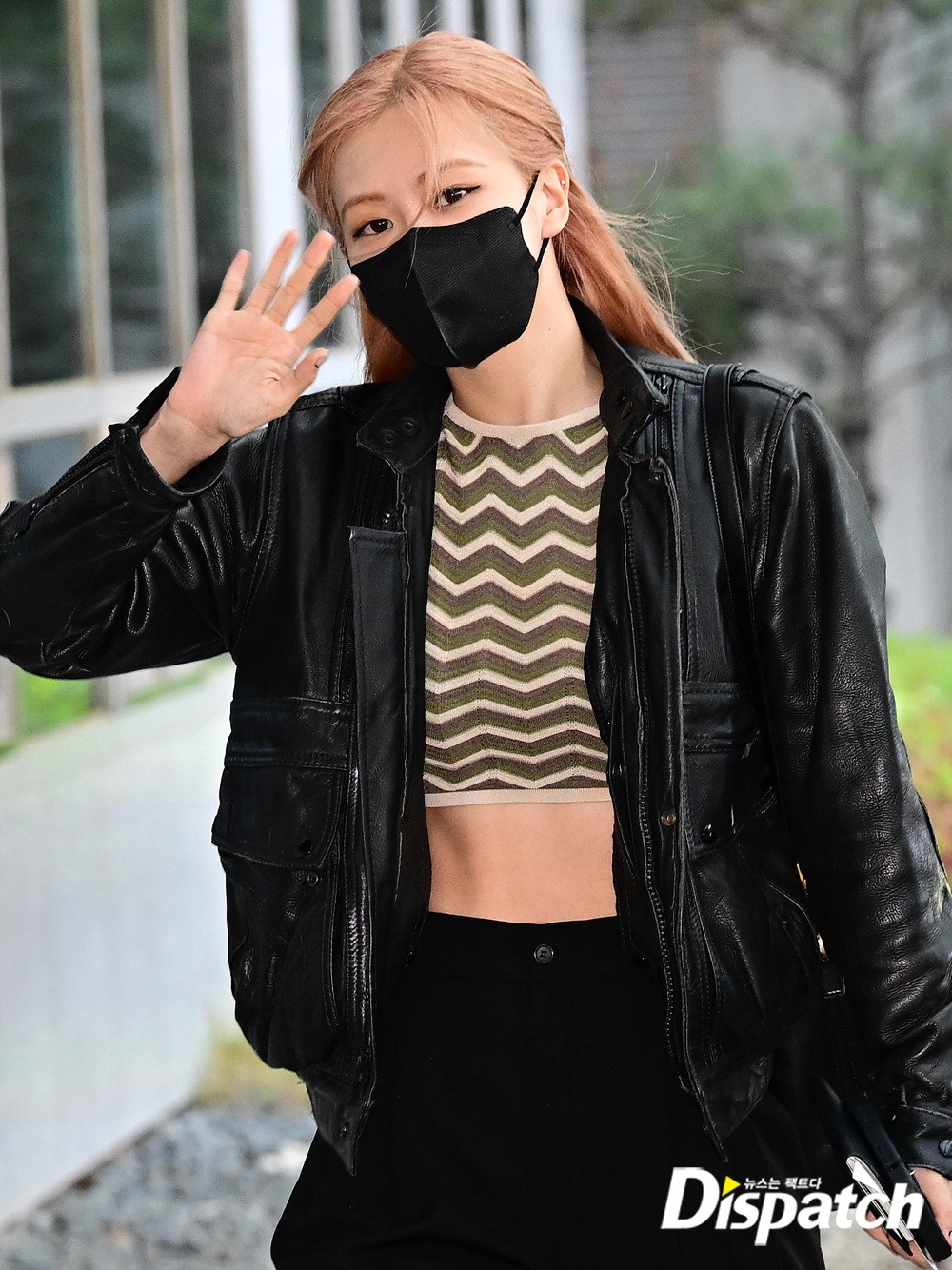 BLACKPINK tại sân bay: Jennie có thái độ đáng chú ý sau ồn ào, nhưng spotlight đổ dồn vào vòng 2 của Rosé - Ảnh 3. BLACKPINK tại sân bay: Jennie có thái độ đáng chú ý sau ồn ào, nhưng spotlight đổ dồn vào vòng 2 của Rosé - Ảnh 3.