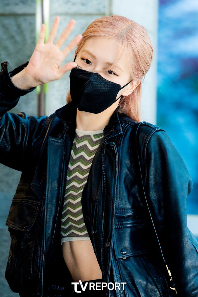 BLACKPINK tại sân bay: Jennie có thái độ đáng chú ý sau ồn ào, nhưng spotlight đổ dồn vào vòng 2 của Rosé - Ảnh 4. BLACKPINK tại sân bay: Jennie có thái độ đáng chú ý sau ồn ào, nhưng spotlight đổ dồn vào vòng 2 của Rosé - Ảnh 4.