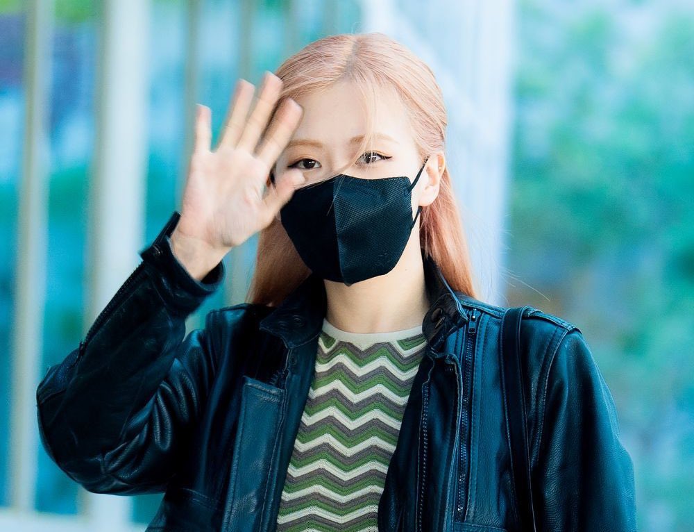 BLACKPINK tại sân bay: Jennie có thái độ đáng chú ý sau ồn ào, nhưng spotlight đổ dồn vào vòng 2 của Rosé - Ảnh 5. BLACKPINK tại sân bay: Jennie có thái độ đáng chú ý sau ồn ào, nhưng spotlight đổ dồn vào vòng 2 của Rosé - Ảnh 5.