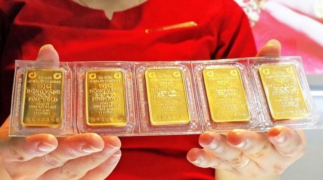 V&agrave;ng đồng loạt giảm gi&aacute; - Ảnh 1.