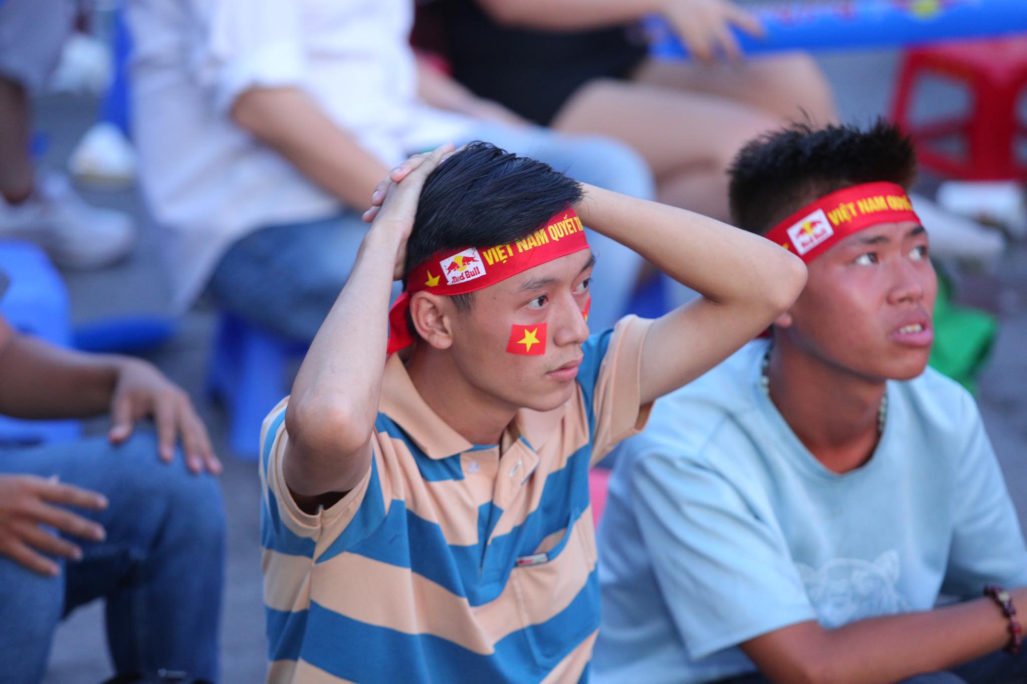 CĐV thẫn thờ, ôm đầu buồn bã khi U22 Việt Nam bị dẫn trước 2-3 ở phút 90+6 - Ảnh 12.