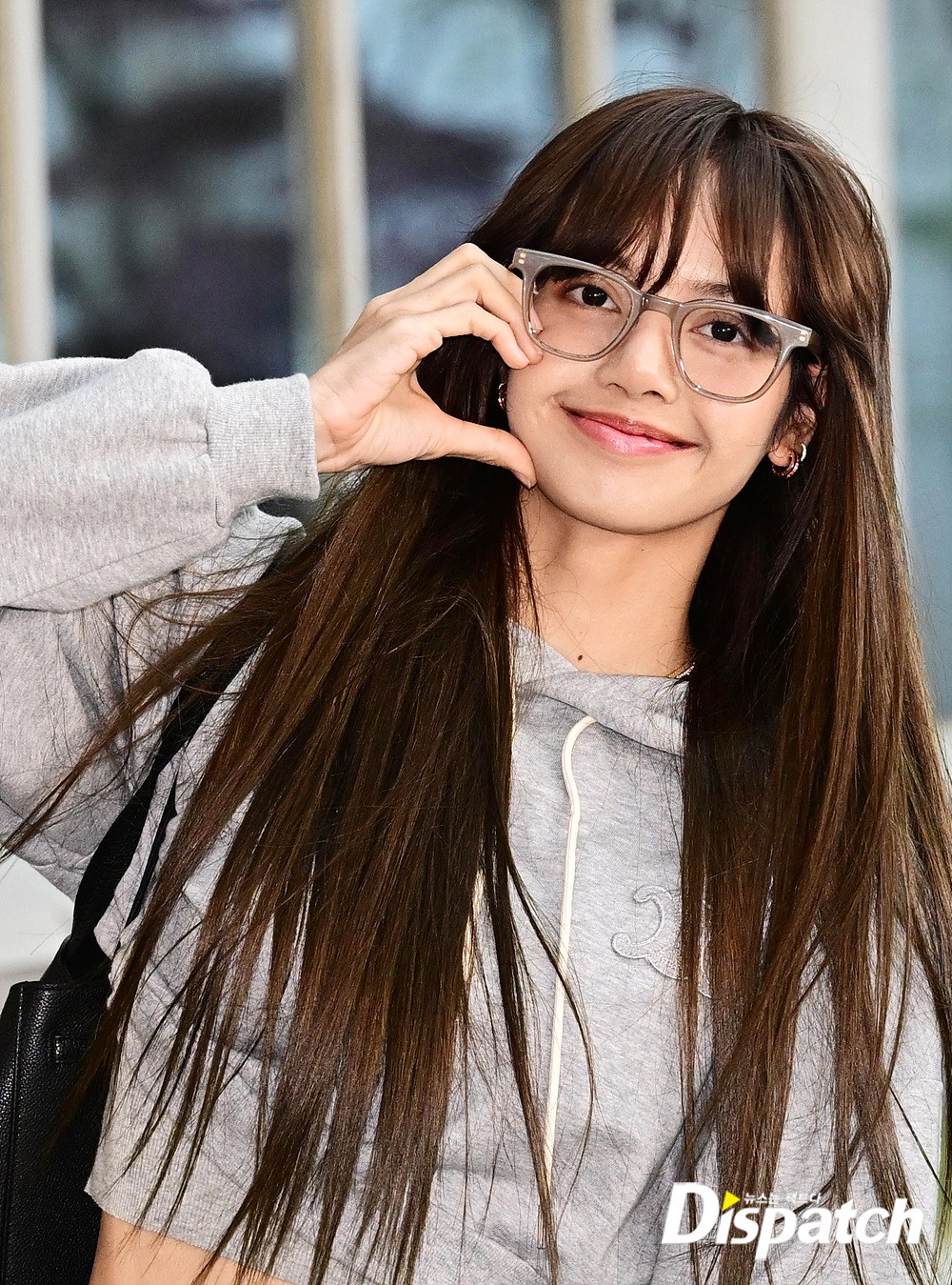 BLACKPINK tại sân bay: Jennie có thái độ đáng chú ý sau ồn ào, nhưng spotlight đổ dồn vào vòng 2 của Rosé - Ảnh 7. BLACKPINK tại sân bay: Jennie có thái độ đáng chú ý sau ồn ào, nhưng spotlight đổ dồn vào vòng 2 của Rosé - Ảnh 7.