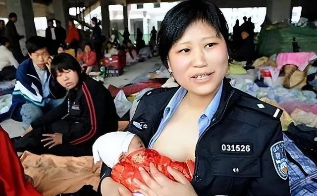 Nữ cảnh sát 'cứu sống' 9 đứa trẻ khát sữa trong trận động đất Tứ Xuyên năm 2008: Vừa được ca tụng vừa bị chỉ trích, 15 năm vẫn trọn lòng nghĩa hiệp - Ảnh 1.