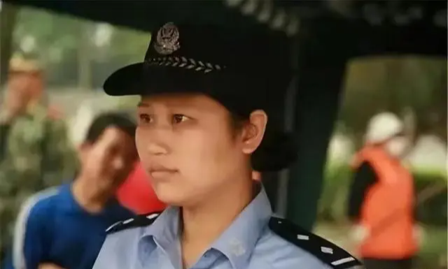 Nữ cảnh sát 'cứu sống' 9 đứa trẻ khát sữa trong trận động đất Tứ Xuyên năm 2008: Vừa được ca tụng vừa bị chỉ trích, 15 năm vẫn trọn lòng nghĩa hiệp - Ảnh 3.