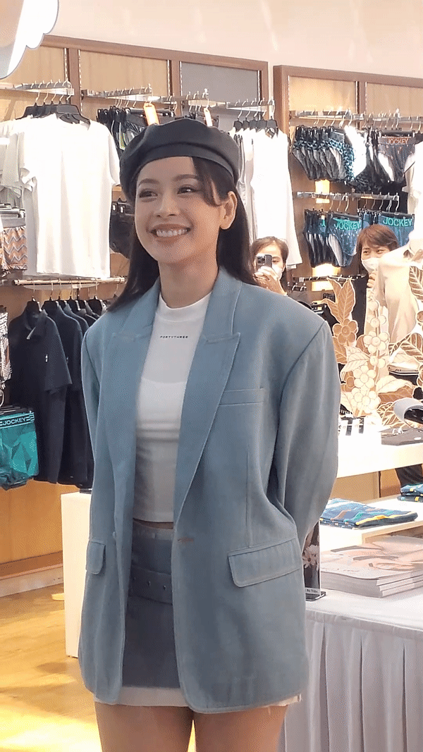 Chi Pu đẹp tỏa sáng hậu gây sốt tại Tỷ Tỷ Đạp Gió Rẽ Sóng, chấp cả cam thường tại sự kiện ở Hà Nội - Ảnh 4. Chi Pu đẹp tỏa sáng hậu gây sốt tại Tỷ Tỷ Đạp Gió Rẽ Sóng, chấp cả cam thường tại sự kiện ở Hà Nội - Ảnh 4.